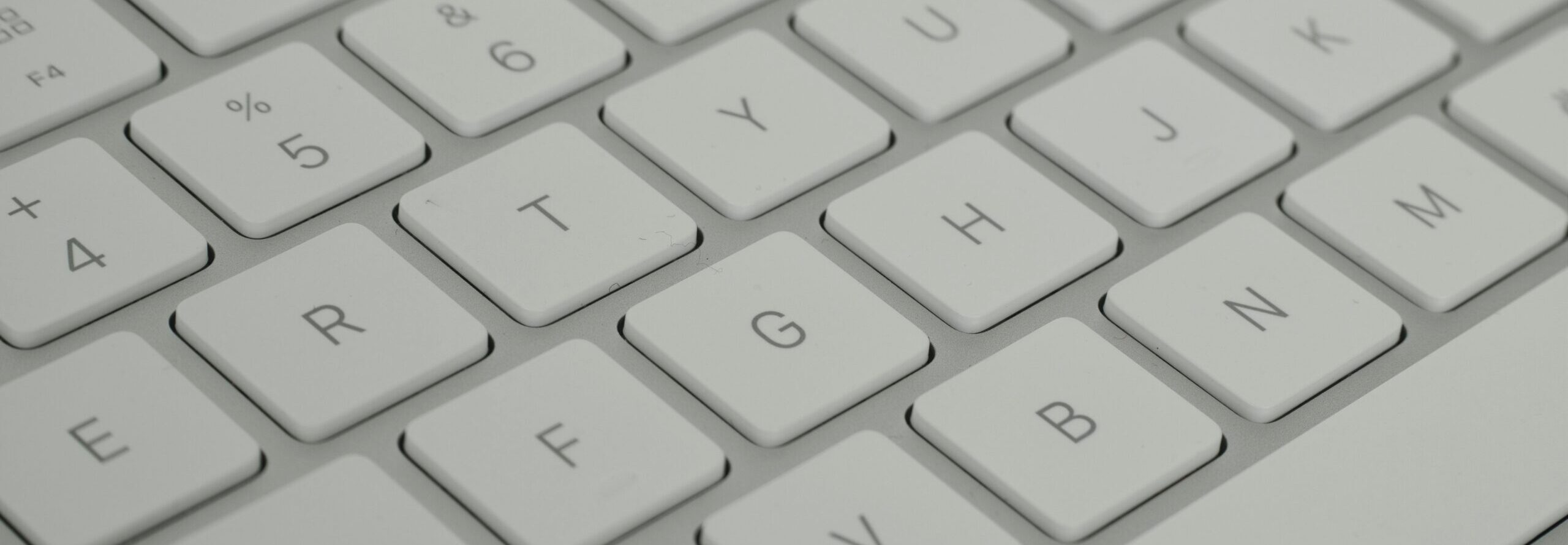 teclado blanco limpio