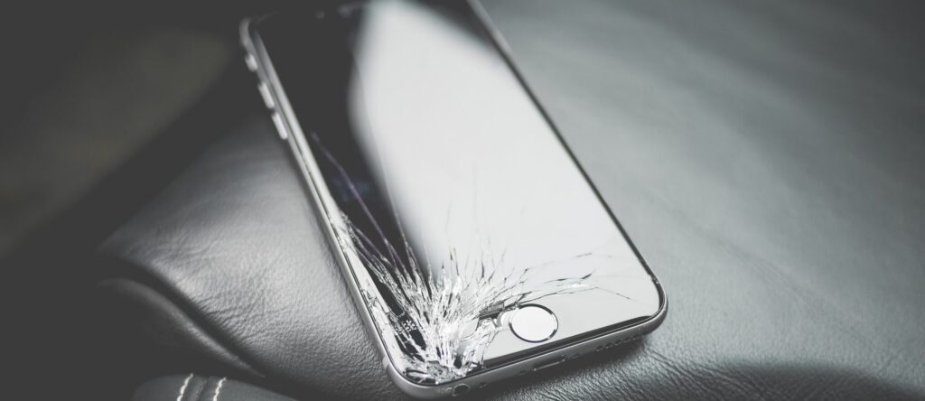 telefono con pantalla rota